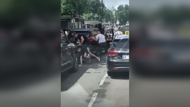 Видео Украјинаца који пребијају таксисту изазвао бијес у Аустрији
