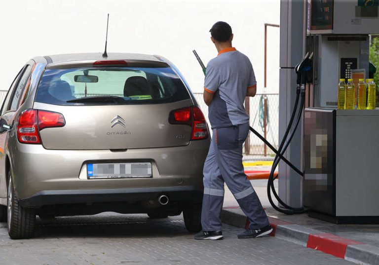 Ништа од најављеног појефтињења: Цијена нафте пада, у Српској литар дизела и даље скоро 3,5 КМ