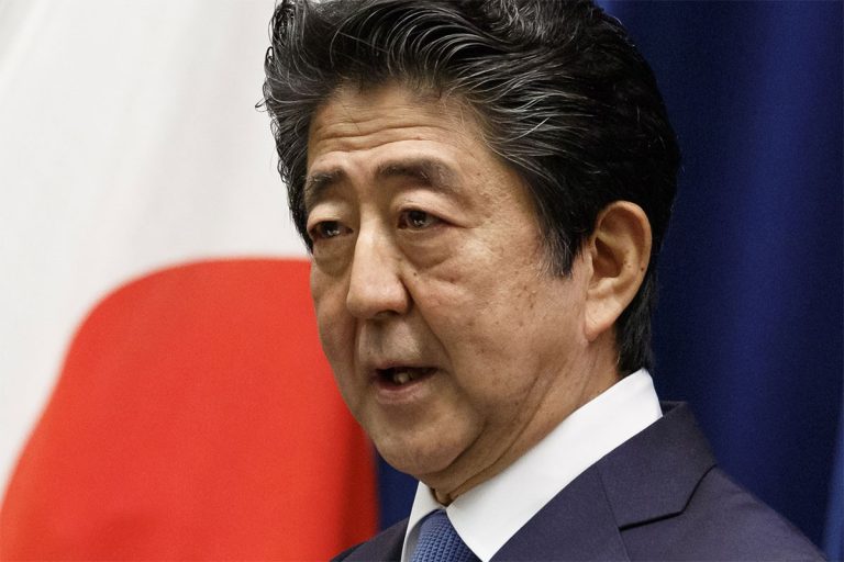 Пуцано на бившег јапанског премијера Абеа, погођен у груди и врат