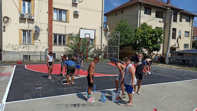 Брчко: Млади кошаркаши самоиницијативно уређују терен