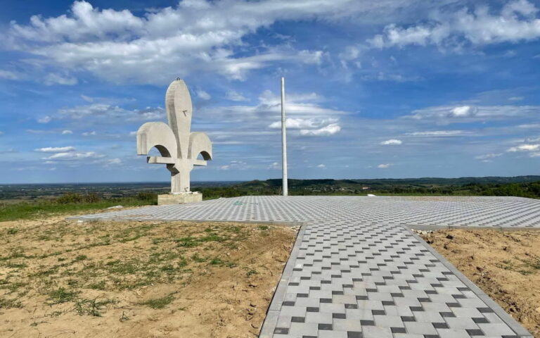 “Није тражена дозвола за постављање” Општина Лопаре наредила уклањање споменика у облику љиљана