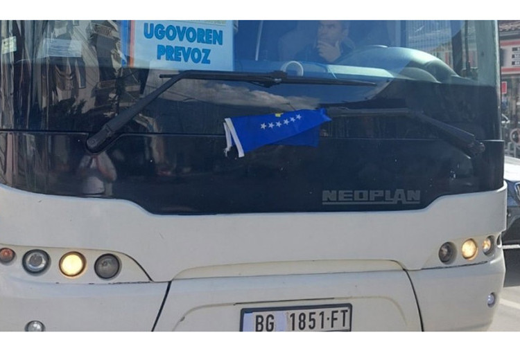 У Пећи нападнут аутобус са Србима