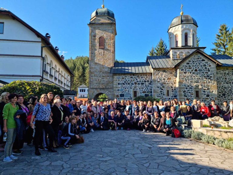 500 чланица актива жена СНСД Брчко у посјети манастирима