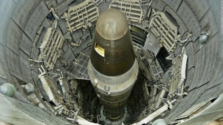 Политико: САД убрзано испоручује нуклеарно оружје у Европу