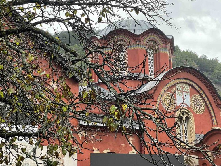 Novi Kurtijev zakon: Monasi i sveštenici postaju stranci na Kosmetu