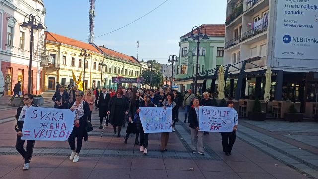 Брчко: Мирна протестна шетња жена
