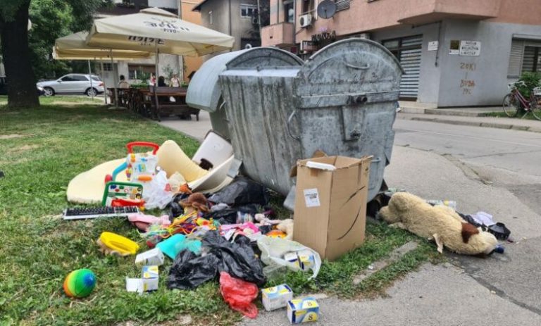 Брчко: Проблем непрописног одлагања крупног отпада