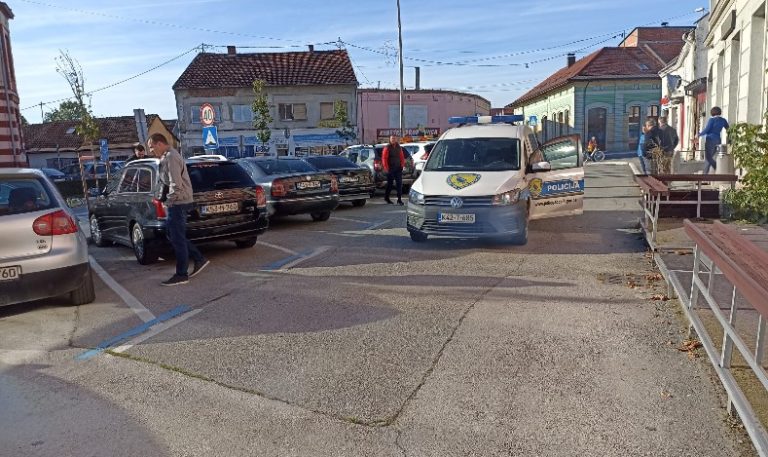 Несвакидашња незгода у Брчком: Оштећено више аутомобила, разбијен и кровни прозор