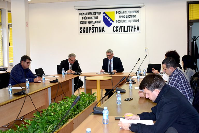 У сриједу засједа Скупштина: Повећање плата и гробна мјеста