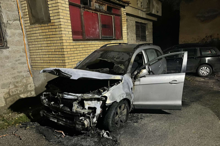 У сјеверном дијелу Митровице запаљен аутомобил крагујевачких таблица