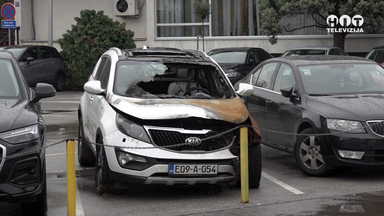 Нагорјели аутомобил Уроша Војновића преселио са полицијског на скупшитнски паркинг