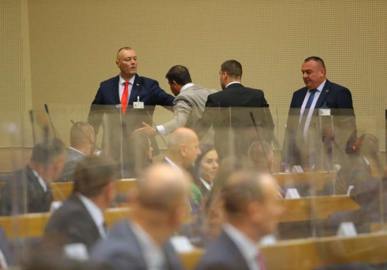 Вукановић унио транспарент у Скупштину, свађао се са обезбјеђењем