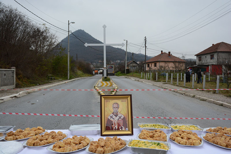 Срби на барикадама обиљежили крсну славу