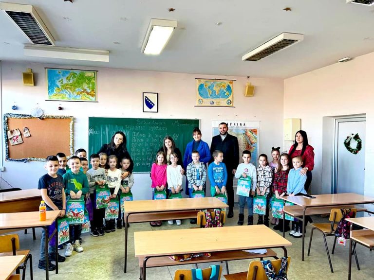 Светосавска омладинска заједница обрадовала школарце у Грбавици