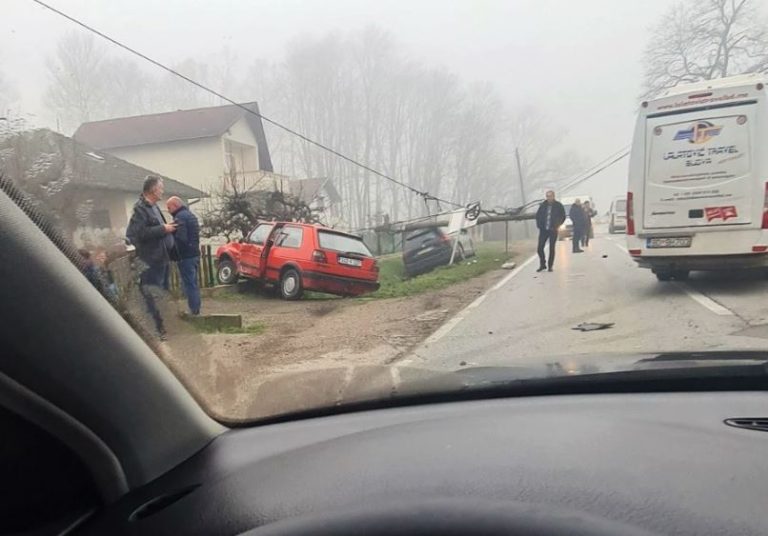 Аутомобили завршили у каналу: Саобраћајка на путу Брчко – Бијељина, у несрећи учествовала 2 возила