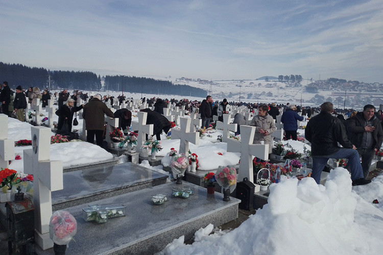 Задушнице обиљежене на спомен-гробљу „Мали Зејтинлик”, стигле хиљаде људи из цијеле Српске