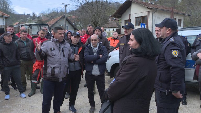 Blokadom puta mještani Rašljana izrazili nezadovoljstvo zbog najavljene eksploatacije drvnih sortimenata