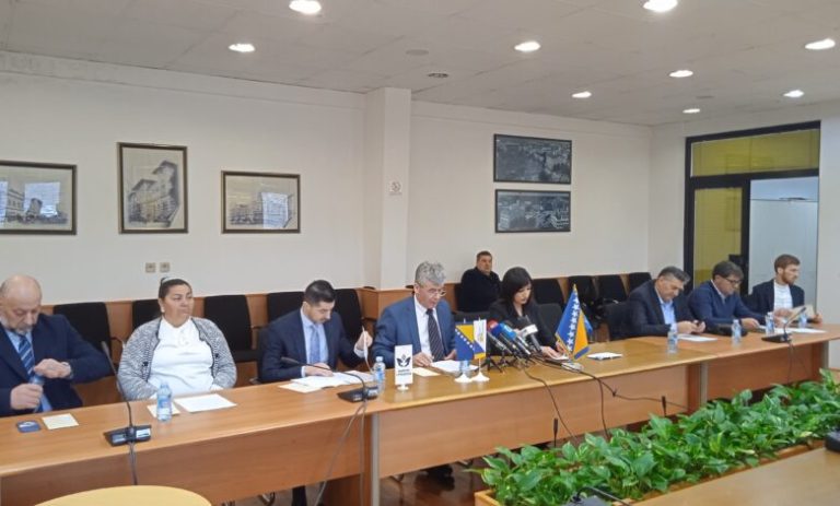 I zvanično: Osam poslanika traži smjenu gradonačelnika Eseda Kadrića