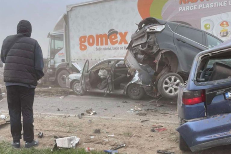 Lančani sudar 14 vozila u pješčanoj oluji kod Subotice, 10 povrijeđenih (VIDEO)
