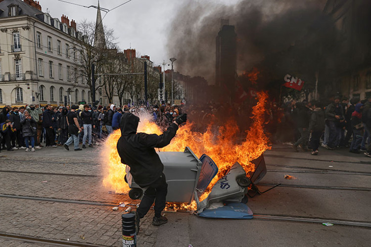 Na protestima u Francuskoj 457 privedenih, povrijeđen 441 policajac
