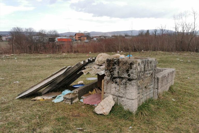 Od spomenika srpskim žrtvama napravili štenaru