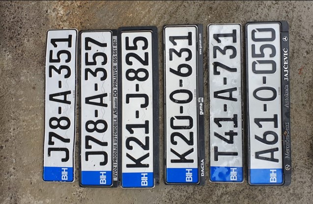 Brčko: Ukradene 63 registarske tablice sa parkiranih automobila