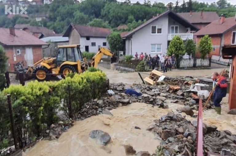 Centar Čelića pod vodom: Poplavljeno više od 20 kuća, uništeno nekoliko mostova