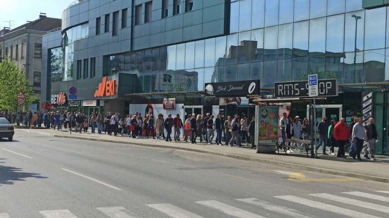 Više stotina članova Sindikata Brčko distrikta mirnom protestnom šetnjom ukazalo na položaj radnika