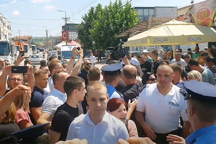 Албанци се аутомобилима залетјели на Србе окупљене у Грачаници