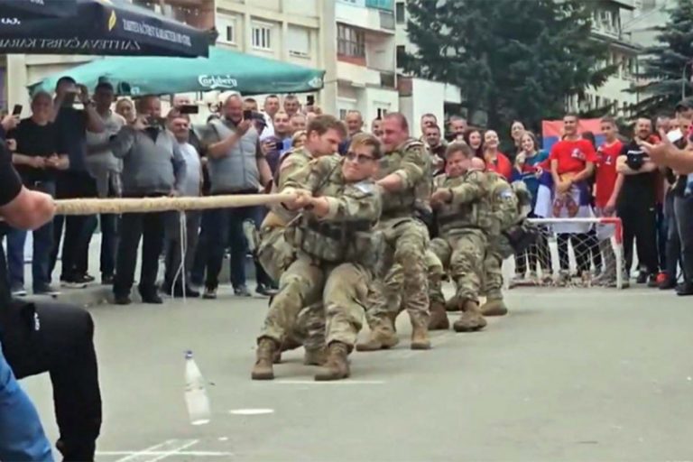 Srbi se takmičili sa pripadnicima KFOR-a u navlačenju konopca (VIDEO)