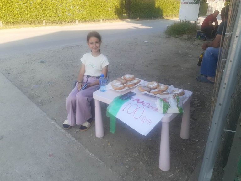 Прича о дјевојчици која продаје крофне да би помогла болесном оцу дирнула регион