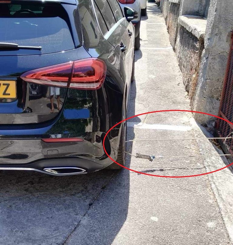 Parkirao auto ispred ograde, vlasnik mu ostavio neobičnu poruku
