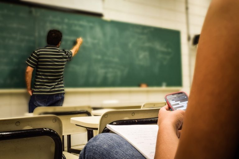 Škola u BiH zabranila đacima da donose mobilne telefone