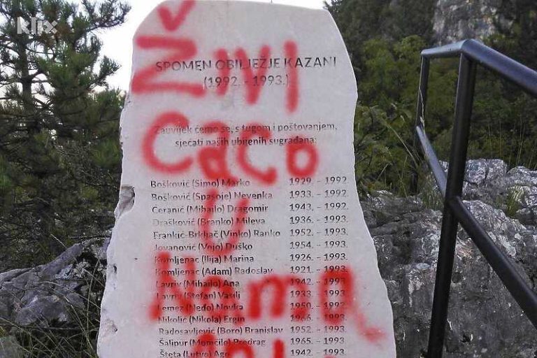 Oskrnavljen spomenik ubijenim “sugrađanima” u Sarajevu