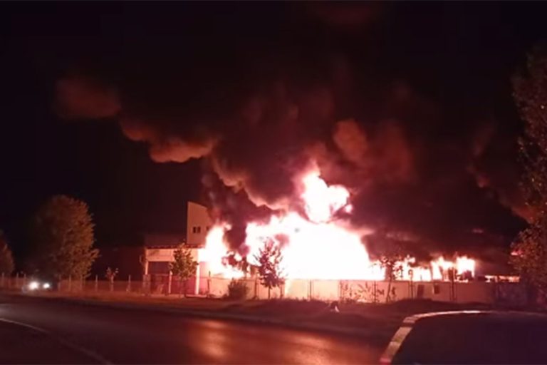 Пожар у Градачцу: Ватра прогутала погоне фабрике, има повријеђених, прекинута настава