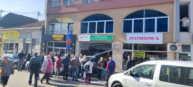 Nesvakidašnja saobraćajka u Brčkom: Autom uletio u apoteku