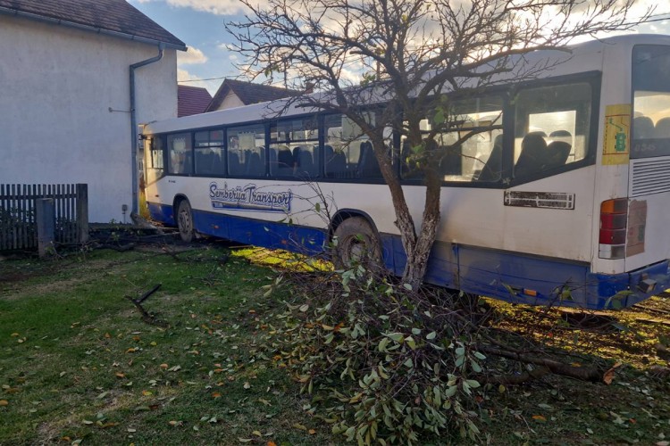 Nezgoda kod Bijeljine: Autobus udario u kuću