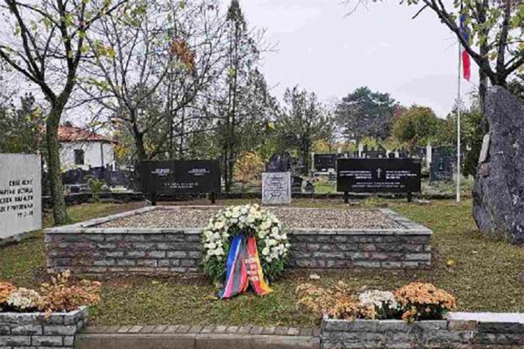Izmješten spomenik srpskim borcima na groblju u Prištini