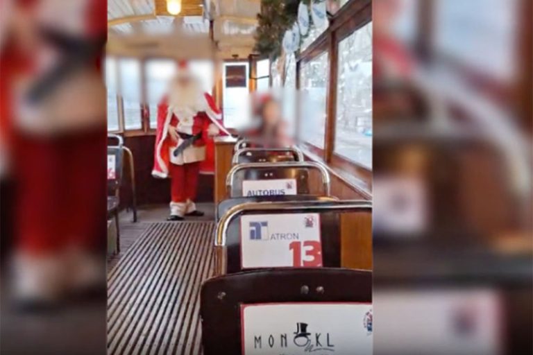 Skandal u Zagrebu: Djed Mraz i vilenjak u tramvaju uzvikivali “Za dom spremni”