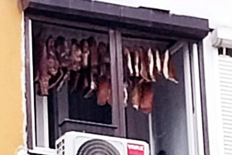 Neobičan prizor u centru Banjaluke, suši meso u stanu