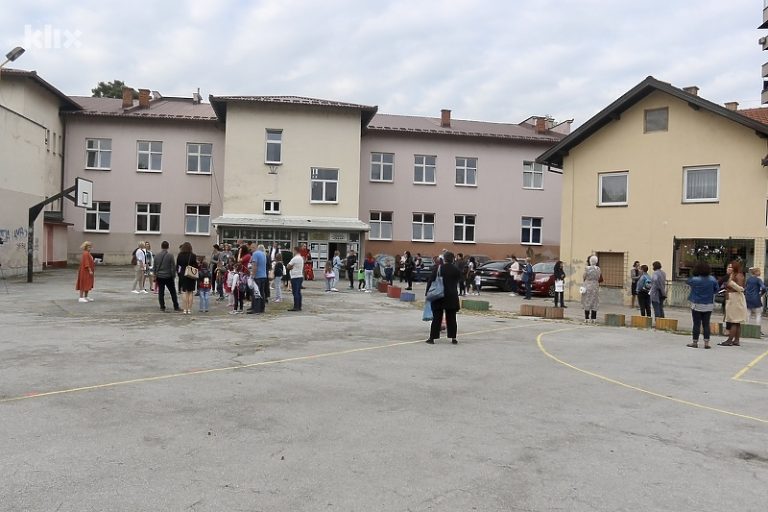 Učenici dežuraju u školama širom BiH, a profesor iz Brčkog tvrdi da je to nezakonito