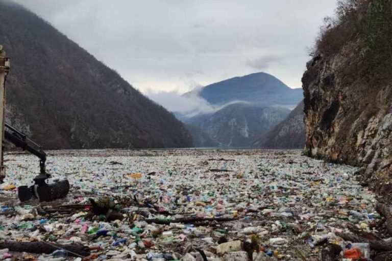 Drina ponovo prekrivena tonama smeća, problem BiH, Srbije i Crne Gore niko ne rješava