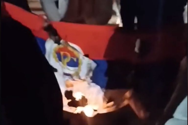 U Zenici zapaljena zastava Srpske, huligani uzvikivali “Alahu ekber” i “Tekbir”