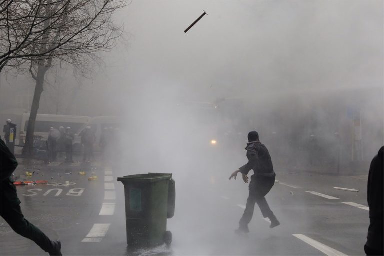 Haos u Briselu: Nad gradom se vidi crni dim, lete i suzavci