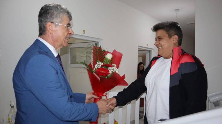 Gradonačelnik posjetio staračke domove i uručio bukete cvijeća