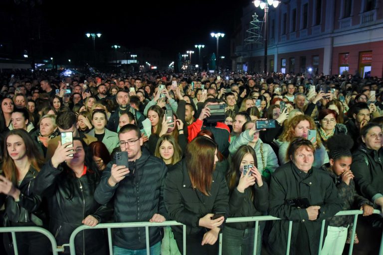 Spektakl u Brčkom, hiljade ljudi pjeva sa Halidom Bešlićem