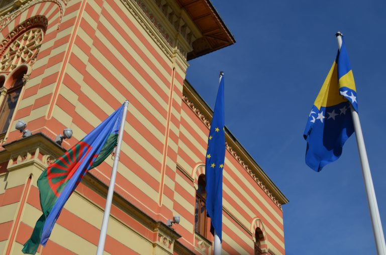 Podizanjem romske zastave ispred zgrade Vijećnice obilježen Svjetski dan Roma