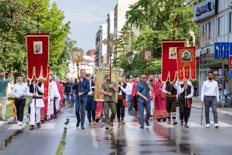 Proslavljen Vidovdan: Veličanstvena litija prošla ulicama Brčkog