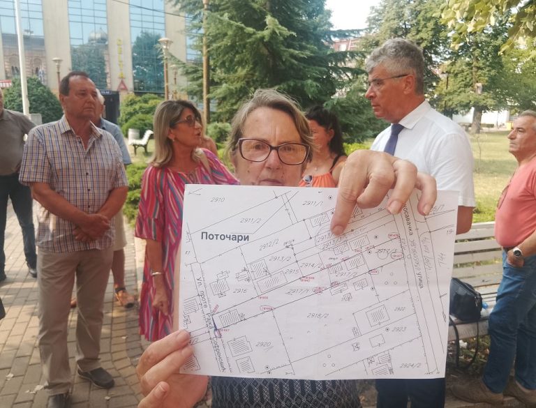 Brčko: Grupa građana protestvovala ispred Vijećnice