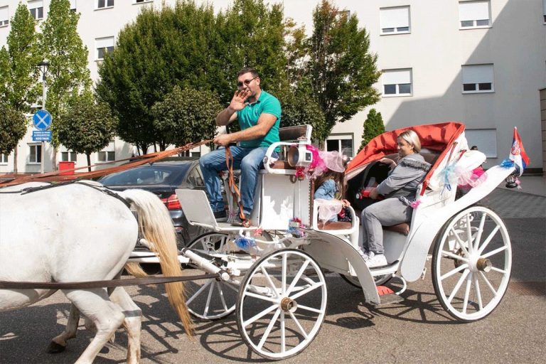 Dirljiva scena ispred porodilišta: Tata u bijeloj kočiji dočekao mamu i bebu